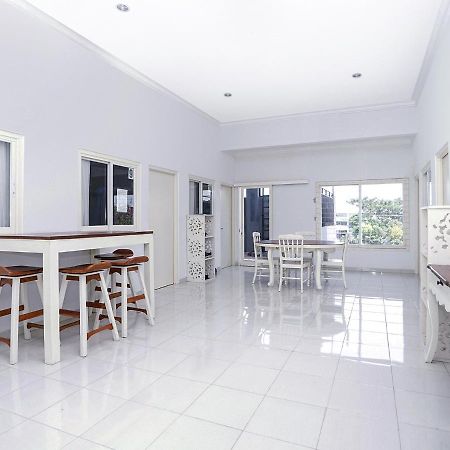 Oyo 747 Cipunegara Residence Surabaya Exterior photo