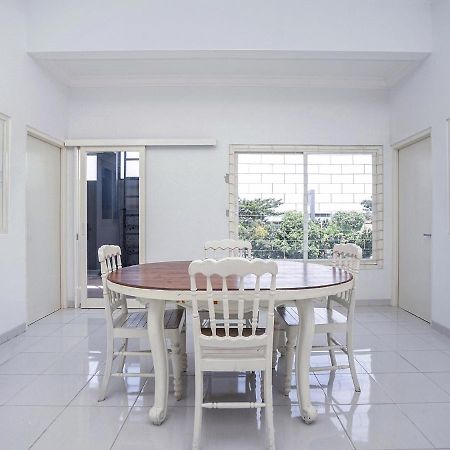 Oyo 747 Cipunegara Residence Surabaya Exterior photo