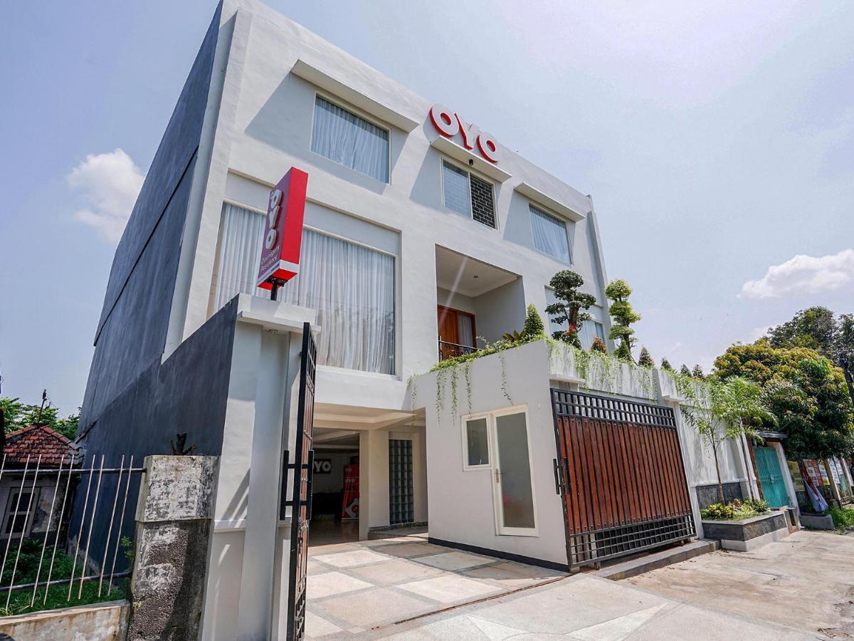 Oyo 747 Cipunegara Residence Surabaya Exterior photo