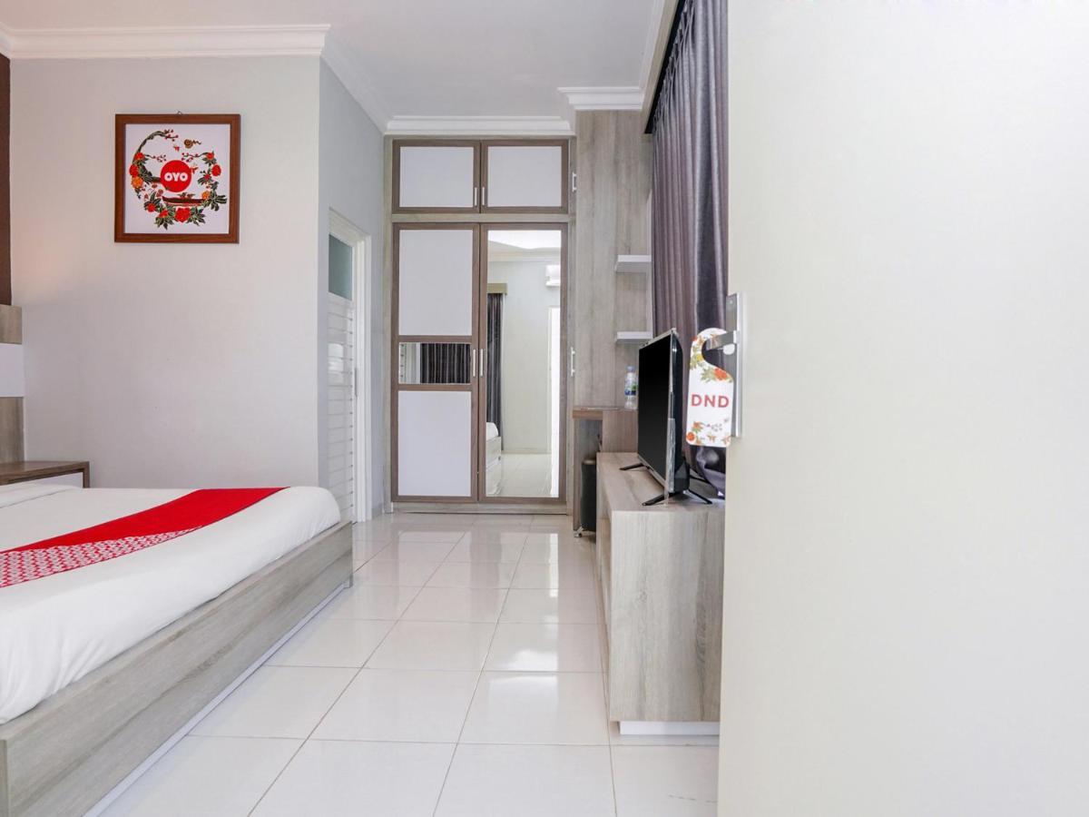 Oyo 747 Cipunegara Residence Surabaya Exterior photo