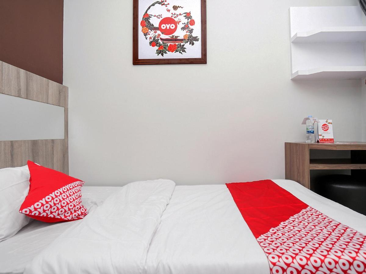 Oyo 747 Cipunegara Residence Surabaya Exterior photo