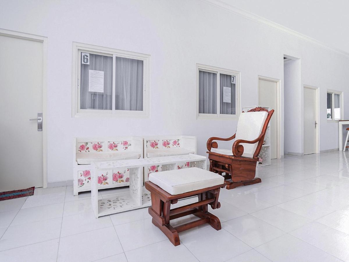 Oyo 747 Cipunegara Residence Surabaya Exterior photo