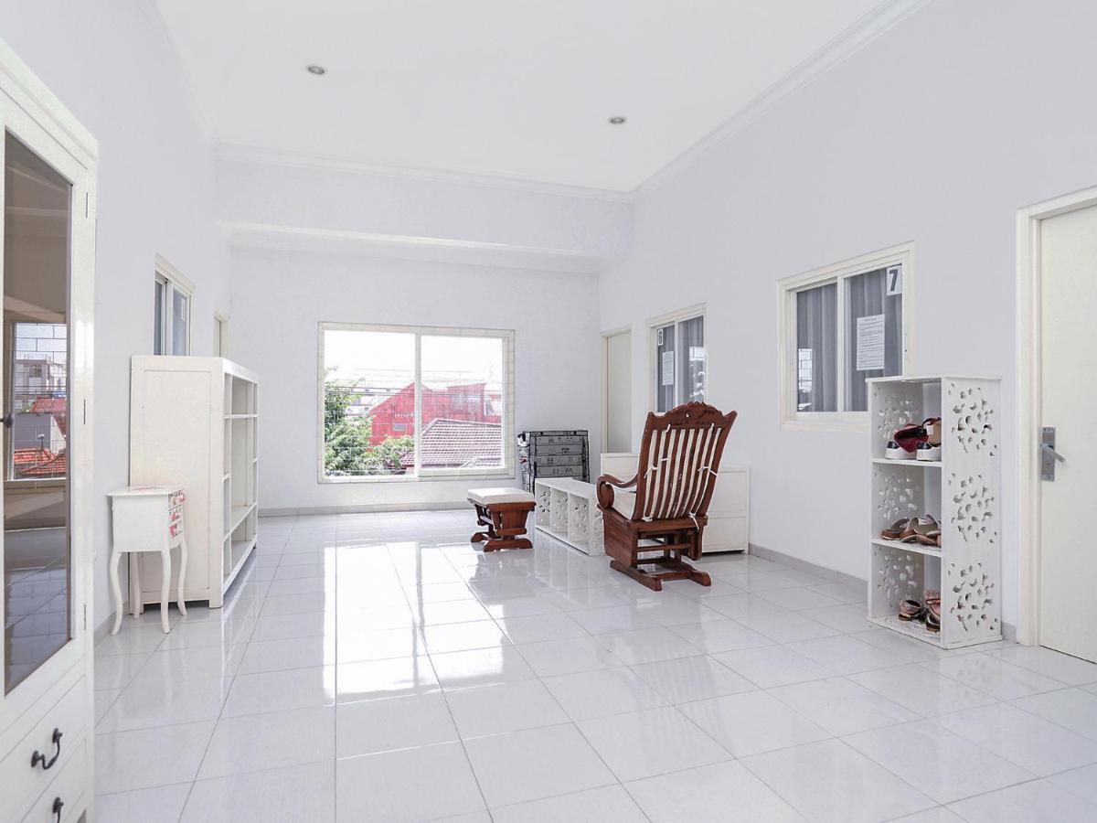 Oyo 747 Cipunegara Residence Surabaya Exterior photo