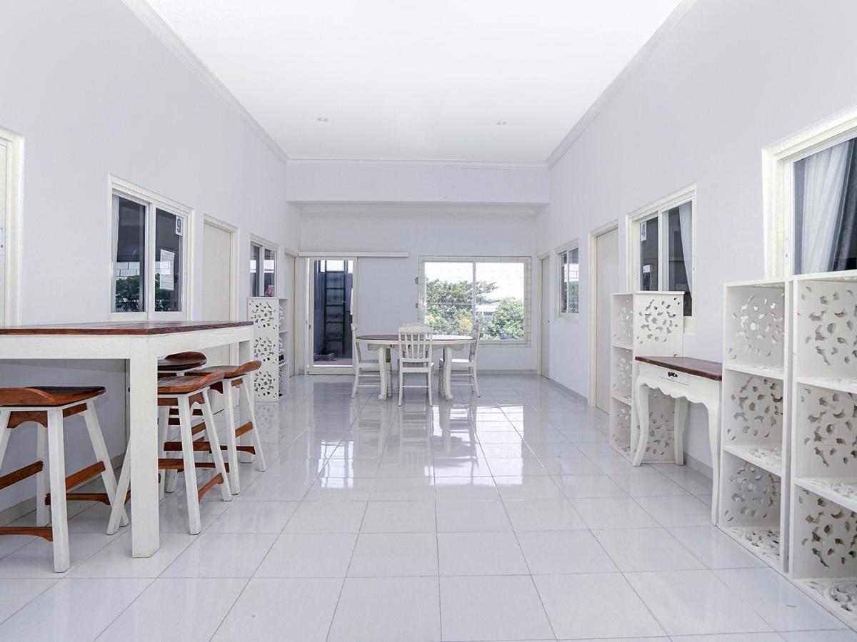 Oyo 747 Cipunegara Residence Surabaya Exterior photo