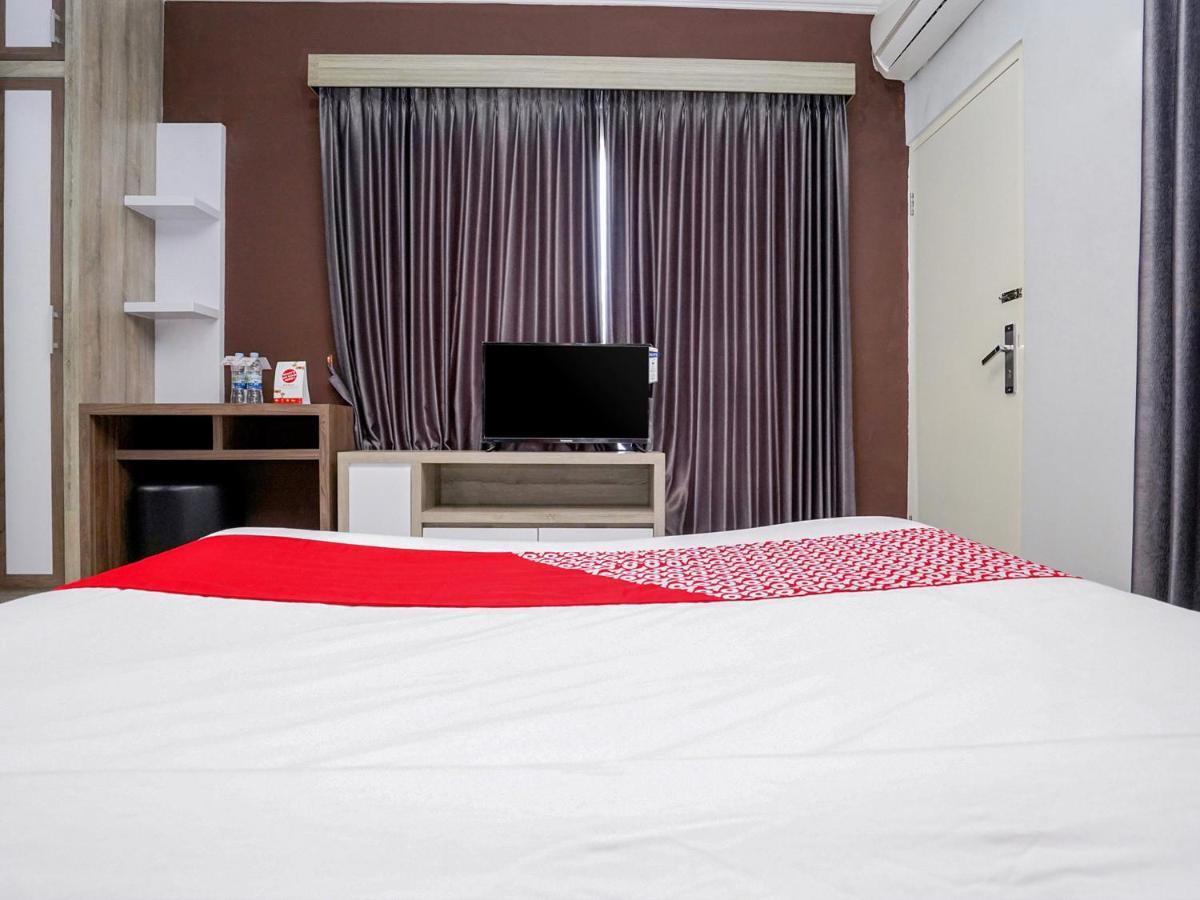 Oyo 747 Cipunegara Residence Surabaya Exterior photo