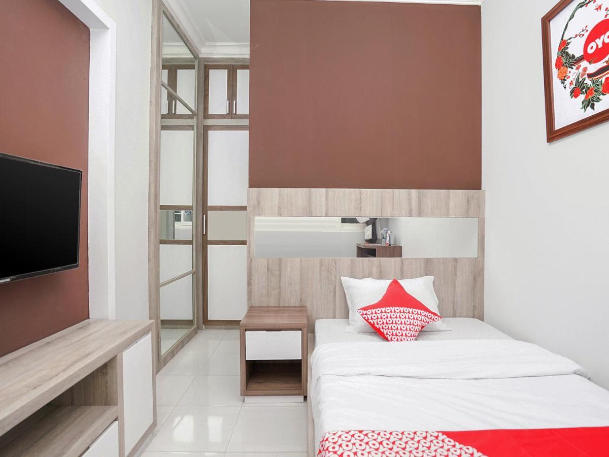 Oyo 747 Cipunegara Residence Surabaya Exterior photo