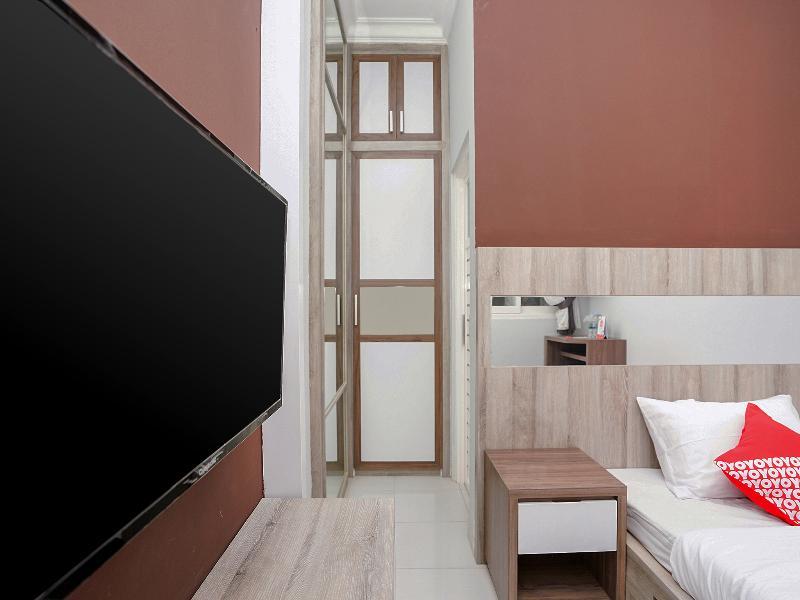 Oyo 747 Cipunegara Residence Surabaya Exterior photo
