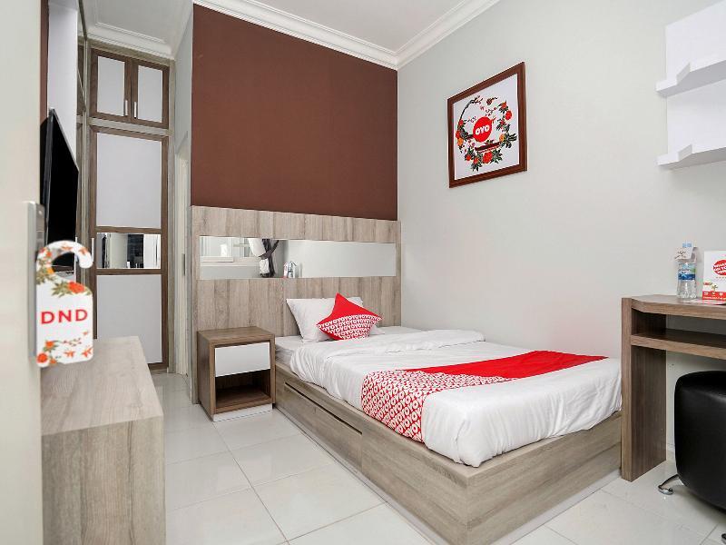 Oyo 747 Cipunegara Residence Surabaya Exterior photo